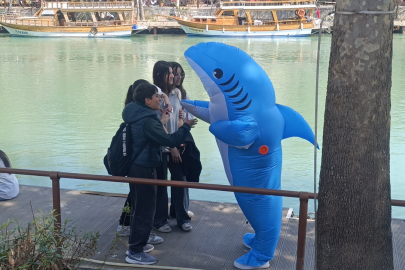 KÖPEK BALIĞI KOSTÜMÜYLE SOKAKLARDA İLGİ ODAĞI OLDU