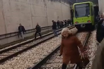BURSA'DA METRO SEFERLERİ DURDU, OTOBÜSLERDE YOĞUNLUK YAŞANDI