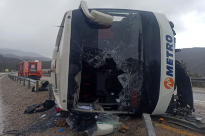 KONYA’DA YOLCU OTOBÜSÜ DEVRİLDİ: YARALILAR VAR