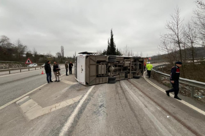 YALOVA’DA SERVİS MİDİBÜSÜ DEVRİLDİ: 1 ÖLÜ 20 YARALI
