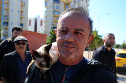 ALEV TOPUNA DÖNEN ARAÇTAN KEDİSİYLE KURTULDU