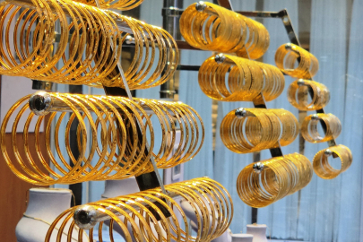 İZMİR’DE ALTIN KRİZİ: KUYUMCULAR FİYAT EKRANLARINI KAPATTI