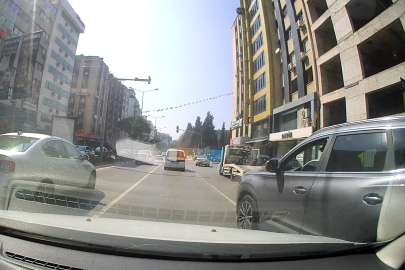 İZMİR’DE KURAL TANIMAZ SÜRÜCÜ KAMERADA