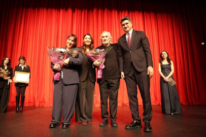 BİNNUR KAYA’YA DÜMBÜLLÜ ÖDÜLÜ