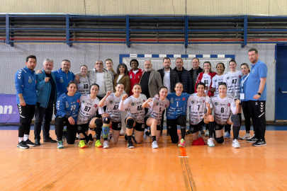 BURSA BÜYÜKŞEHİR ZOR MAÇA RAĞMEN YARI FİNALDE