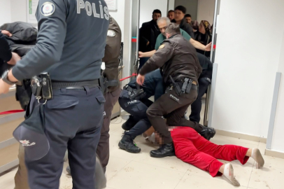 ANNESİNİN SEVGİLİSİNİ BIÇAKLADI, ANNESİ POLİSE TOKAT ATTI