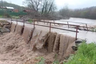 BURSA'DA DERE TAŞTI, KÖPRÜ ULAŞIMA KAPANDI
