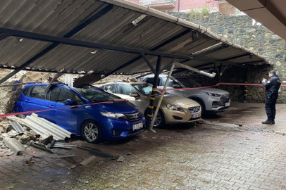 BURSA'DA İSTİNAT DUVARI ÇÖKTÜ, 3 ARAÇ ZARAR GÖRDÜ