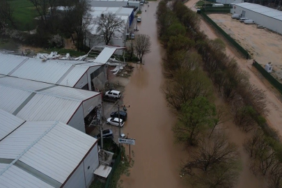 BURSA'DA ÜRÜNLÜ DERESİ TAŞTI, ARAÇLAR MAHSUR KALDI
