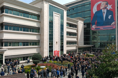 BELEDİYE BİNASI ÖNÜNDE 'GÖZALTI' PROTESTOSU