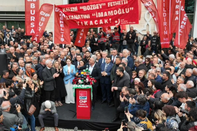 MUSTAFA BOZBEY’E DESTEK İÇİN BELEDİYE ÖNÜNDE TOPLANDILAR
