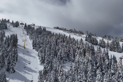 ULUDAĞ’DA KAYAK SEZONU UZADI ZİRVE BEYAZ GELİNLİĞİNİ ÇIKARMADI