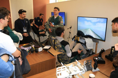 TEKNOLOJİ FUARI'A ÜNİVERSİTELİLERDEN YOĞUN İLGİ