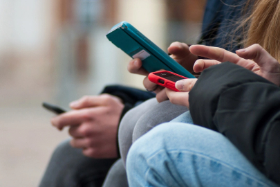 15 YAŞ ALTI SOSYAL MEDYA DÜZENLEMESİ MECLİS’TEN GEÇTİ