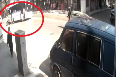 TAMİR EDERKEN MİNİBÜSÜN ALTINDA KALDI: O ANLAR KAMERADA