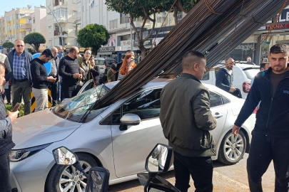 İNŞAAT DEMİRLERİ SEYİR HALİNDEKİ OTOMOBİLE OK GİBİ SAPLANDI