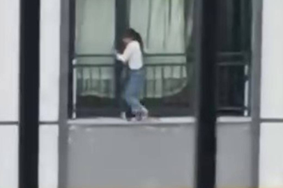 CAMDAN ÇIKIP KORKULUKTA GEZİNEN ÇOCUK YÜREKLERİ AĞZA GETİRDİ