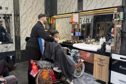 BURSA'DA MOTOSİKLETİNİ BERBER KOLTUĞUNA DÖNÜŞTÜRDÜ