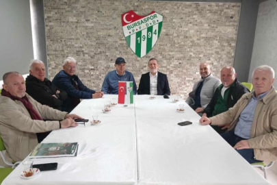 BURSASPOR’UN EFSANE KAPTANI KİTABINI ÖĞRENCİLERE DAĞITTI