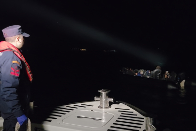 İZMİR AÇIKLARINDA 33 DÜZENSİZ GÖÇMEN YAKALANDI