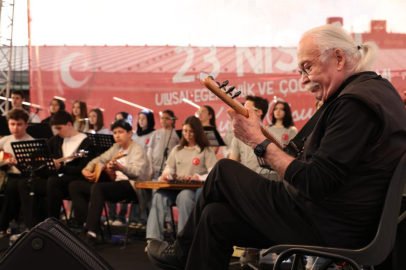 CAHİT BERKAY OSMANGAZİ’DE GENÇLERLE SAHNE ALDI