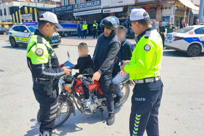 TRAFİK DENETİMİNDE DUYGU DOLU AN: BABAYA CEZA, ÇOCUĞA HEDİYE