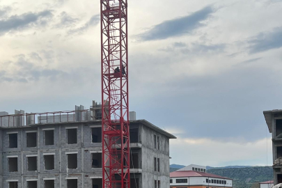 ÜCRETLERİNİ ALAMADIKLARINI İDDİA EDEN İŞÇİLER KULE VİNCE ÇIKTI