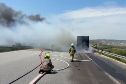 BURSA GİŞELERDE KORKUTAN YANGIN: KARTON YÜKLÜ TIR KÜLE DÖNDÜ