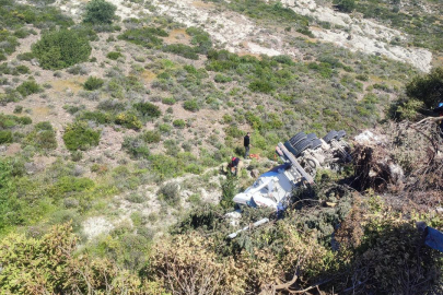 İZMİR'DE KORKUTAN KAZA: BETON MİKSERİ ŞARAMPOLE DEVRİLDİ