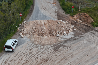 YOL YAPALIM DERKEN MAHALLELİYİ HAPSETTİLER!