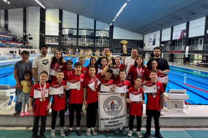 BURSA KÜÇÜK KIZLAR YÜZME TAKIMI TÜRKİYE ŞAMPİYONU OLDU