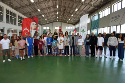 OSMANGAZİ TENİS TURNUVASINDA GENÇLER KIYASIYA YARIŞTI