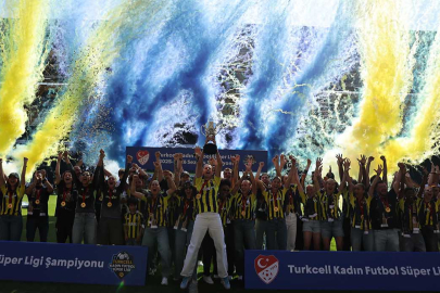 FENERBAHÇE KADIN FUTBOL TAKIMI ŞAMPİYONLUĞU KUTLADI