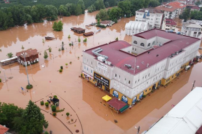 SAĞANAK SAĞLIK OCAĞINI VURDU: HASTALAR VE PERSONEL MAHSUR!