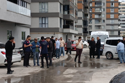 YARDIM ETMEK İSTERKEN ASANSÖR BOŞLUĞUNA DÜŞEREK ÖLDÜ