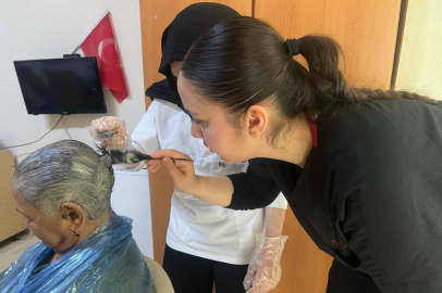 BURSA'DA HUZUREVİ SAKİNLERİNİN BAYRAM BAKIMI LİSELİLERDEN