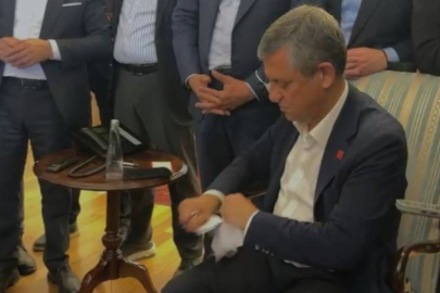CHP GENEL BAŞKANI ÖZGÜR ÖZEL TEBLİGATI YIRTIP ATTI