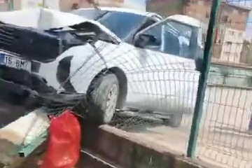 BURSA'DA, OTOMOBİL OKUL DUVARINA ÇARPTI