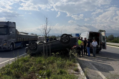 BURSA'DA OTOMOBİL ORTA REFÜJDE TERS DÖNDÜ