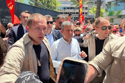 İZMİR’DE ÖZGÜR ÖZEL MİTİNGİNE POLİS MÜDAHALESİ