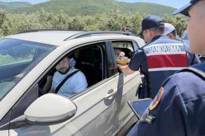 BURSA'DA JANDARMA CEZA YERİNE ÇİKOLATA VERDİ