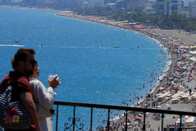 KONYAALTI SAHİLİ BAYRAMIN SON GÜNÜNDE DOLDU TAŞTI
