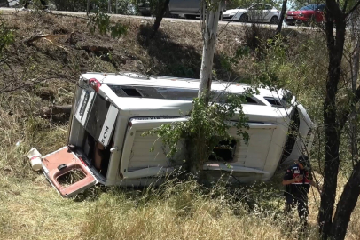 BALIKESİR’DE MİNİBÜS ŞARAMPOLE YUVARLANDI: 14 YARALI