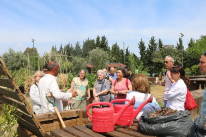 İZMİR'DE ORGANİK ATIKLAR KOMPOSTA DÖNÜŞÜYOR