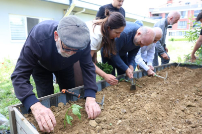 NİLÜFER'DE HUZUREVİ SAKİNLERİ FİDELERİ TOPRAKLA BULUŞTURDU