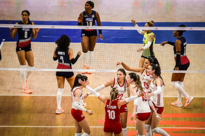 A MİLLİ KADIN VOLEYBOL TAKIMI’NDAN MÜTHİŞ BAŞLANGIÇ