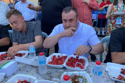 5 DAKİKADA 1 KİLO 486 GRAM YEDİ, YARIM ALTIN KAZANDI