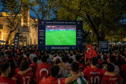 BURSALILAR İLK MAÇI NAMAZ SONRASI ULUCAMİ ÖNÜNDE İZLEYECEK