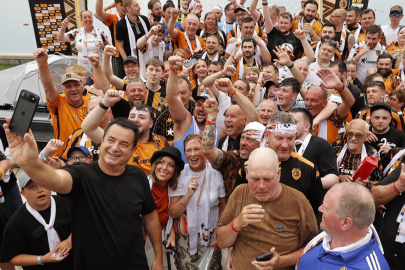 ACUN ILICALI'DAN HULL CITY TARAFTARLARINA ANTALYA JESTİ