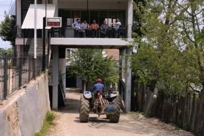 BURSA'DA YOL ÜSTÜ MAHALLE KONAĞI GÖRENLERİ ŞAŞIRTIYOR